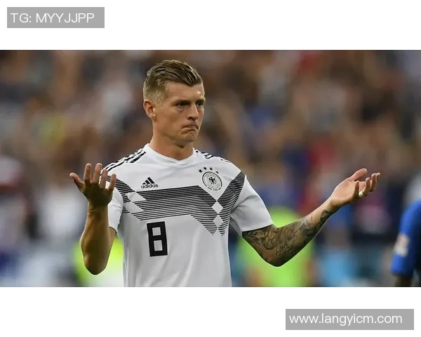 克罗斯在足球场上的传奇之路与他对球队的深远影响分析